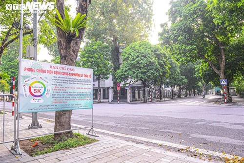 Đường phố Hà Nội vắng bóng người trong ngày đầu giãn cách xã hội theo Chỉ thị 16 - ảnh 4