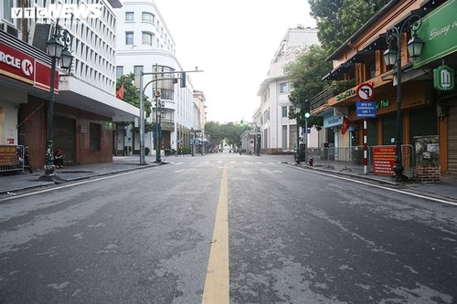 Đường phố Hà Nội vắng bóng người trong ngày đầu giãn cách xã hội theo Chỉ thị 16 - ảnh 8