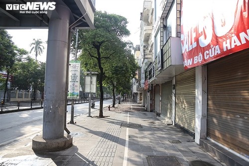 Đường phố Hà Nội vắng bóng người trong ngày đầu giãn cách xã hội theo Chỉ thị 16 - ảnh 9