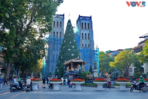 Phố phường Hà Nội nhộn nhịp đón Giáng Sinh 2021 - ảnh 8