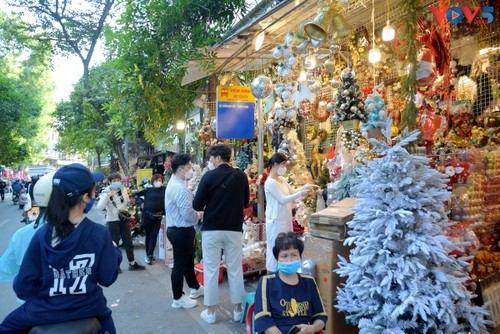 Phố phường Hà Nội nhộn nhịp đón Giáng Sinh 2021 - ảnh 10