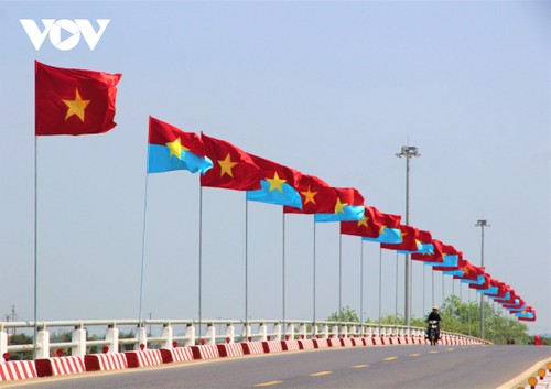 Quảng Trị rợp màu cờ đỏ sao vàng trước ngày hội thống nhất non sông - ảnh 5