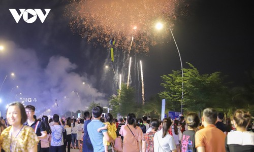Carnaval Hạ Long 2022: Pháo hoa rực sáng bên bờ Di sản - ảnh 10