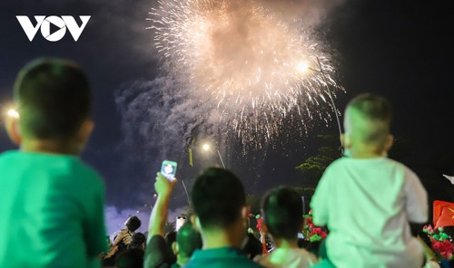 Carnaval Hạ Long 2022: Pháo hoa rực sáng bên bờ Di sản - ảnh 12