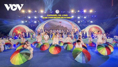 Carnaval Hạ Long 2022: Pháo hoa rực sáng bên bờ Di sản - ảnh 1