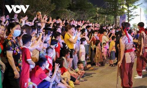 Carnaval Hạ Long 2022: Pháo hoa rực sáng bên bờ Di sản - ảnh 9