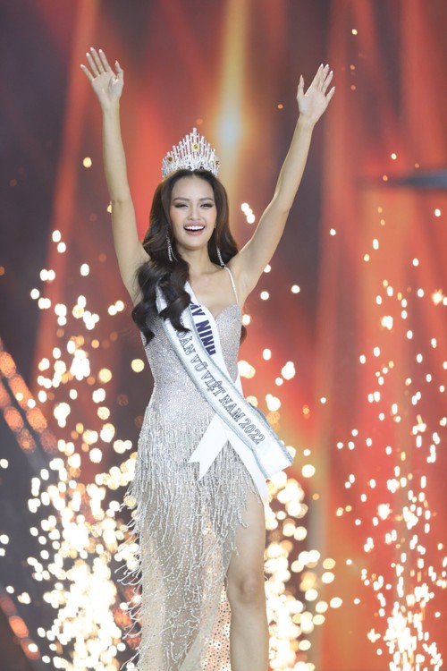 Huỳnh Thị Thanh Thủy khép lại năm “kỷ lục” với 11 cô gái lên ngôi Hoa hậu ở Việt Nam - ảnh 11