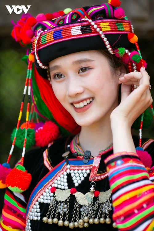 Sặc sỡ trang phục truyền thống người Hà Nhì Hoa - ảnh 3
