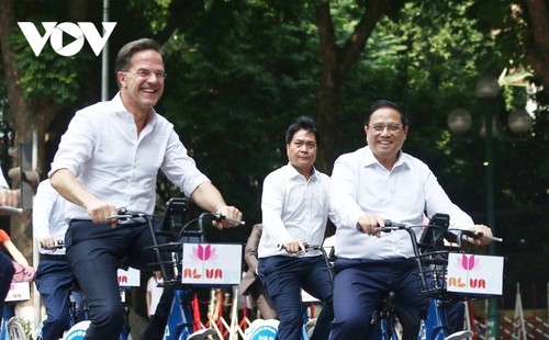 Ảnh: Thủ tướng Phạm Minh Chính cùng Thủ tướng Hà Lan dạo phố Hà Nội bằng xe đạp - ảnh 1
