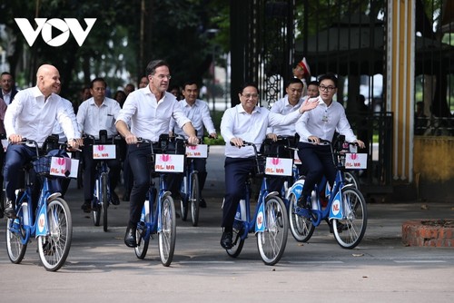 Ảnh: Thủ tướng Phạm Minh Chính cùng Thủ tướng Hà Lan dạo phố Hà Nội bằng xe đạp - ảnh 2