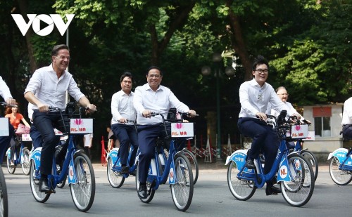 Ảnh: Thủ tướng Phạm Minh Chính cùng Thủ tướng Hà Lan dạo phố Hà Nội bằng xe đạp - ảnh 3