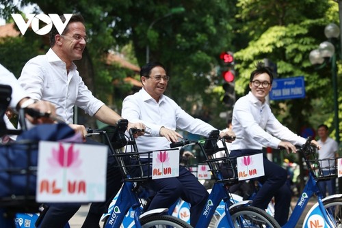 Ảnh: Thủ tướng Phạm Minh Chính cùng Thủ tướng Hà Lan dạo phố Hà Nội bằng xe đạp - ảnh 4