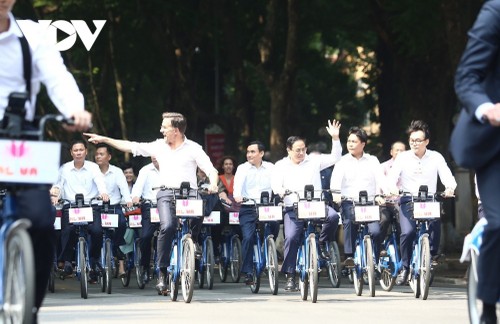 Ảnh: Thủ tướng Phạm Minh Chính cùng Thủ tướng Hà Lan dạo phố Hà Nội bằng xe đạp - ảnh 5