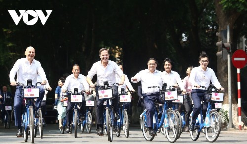 Ảnh: Thủ tướng Phạm Minh Chính cùng Thủ tướng Hà Lan dạo phố Hà Nội bằng xe đạp - ảnh 6