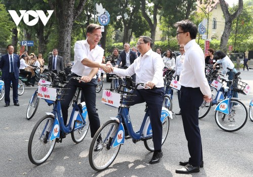 Ảnh: Thủ tướng Phạm Minh Chính cùng Thủ tướng Hà Lan dạo phố Hà Nội bằng xe đạp - ảnh 8