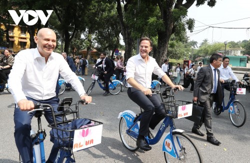 Ảnh: Thủ tướng Phạm Minh Chính cùng Thủ tướng Hà Lan dạo phố Hà Nội bằng xe đạp - ảnh 9