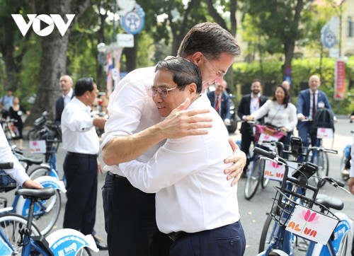 Ảnh: Thủ tướng Phạm Minh Chính cùng Thủ tướng Hà Lan dạo phố Hà Nội bằng xe đạp - ảnh 10
