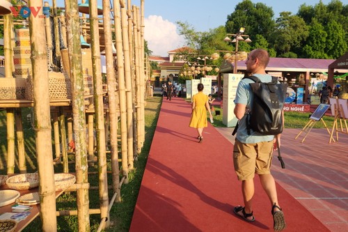 Du khách thích thú trải nghiệm Festival bảo tồn và phát triển làng nghề Việt Nam 2023 - ảnh 3