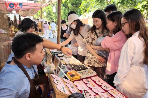 Du khách thích thú trải nghiệm Festival bảo tồn và phát triển làng nghề Việt Nam 2023 - ảnh 6