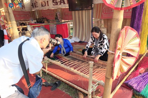 Du khách thích thú trải nghiệm Festival bảo tồn và phát triển làng nghề Việt Nam 2023 - ảnh 8