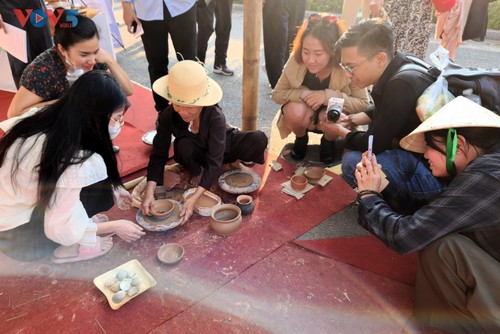 Du khách thích thú trải nghiệm Festival bảo tồn và phát triển làng nghề Việt Nam 2023 - ảnh 11