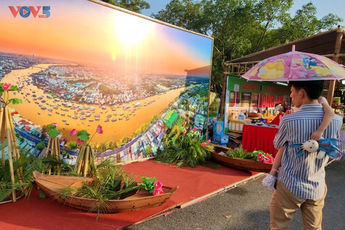 Du khách thích thú trải nghiệm Festival bảo tồn và phát triển làng nghề Việt Nam 2023 - ảnh 12
