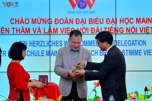 Đoàn nghiên cứu của Đại học Mainz, Cộng hòa liên bang Đức thăm Đài Tiếng Nói Việt Nam - ảnh 9