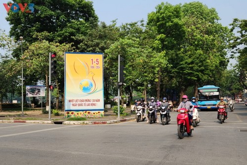 Đường phố Thủ đô Hà Nội cờ hoa rực rỡ chào mừng đại lễ - ảnh 4
