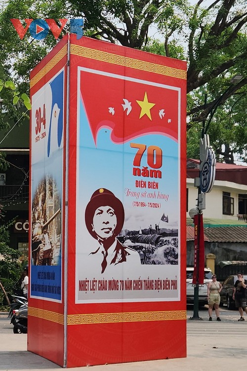 Đường phố Thủ đô Hà Nội cờ hoa rực rỡ chào mừng đại lễ - ảnh 6
