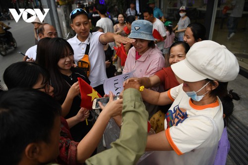 Người dân Điện Biên Phủ hân hoan xem diễu binh trên đường phố - ảnh 9