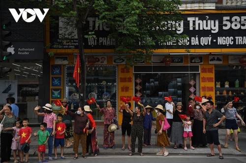 Người dân Điện Biên Phủ hân hoan xem diễu binh trên đường phố - ảnh 10