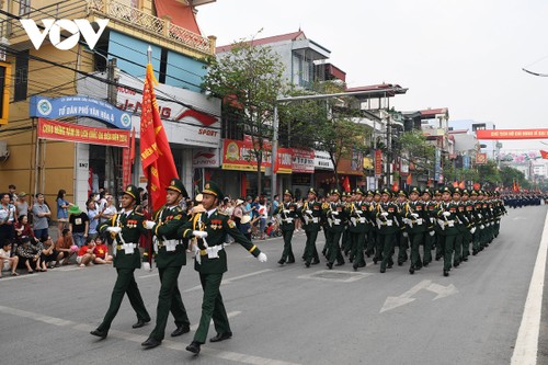 Người dân Điện Biên Phủ hân hoan xem diễu binh trên đường phố - ảnh 12