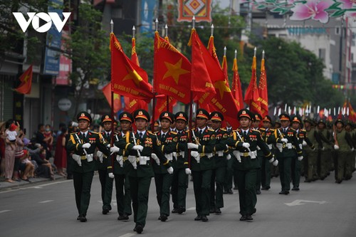 Người dân Điện Biên Phủ hân hoan xem diễu binh trên đường phố - ảnh 13