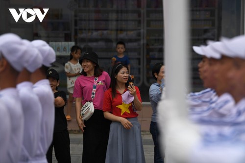Người dân Điện Biên Phủ hân hoan xem diễu binh trên đường phố - ảnh 1