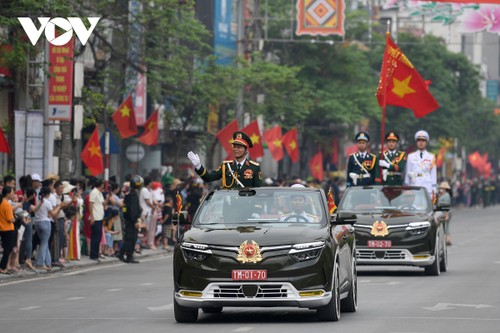 Người dân Điện Biên Phủ hân hoan xem diễu binh trên đường phố - ảnh 2