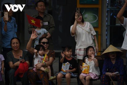 Người dân Điện Biên Phủ hân hoan xem diễu binh trên đường phố - ảnh 5