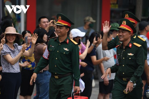 Người dân Điện Biên Phủ hân hoan xem diễu binh trên đường phố - ảnh 6