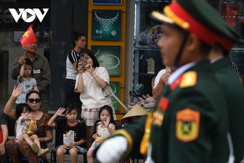 Người dân Điện Biên Phủ hân hoan xem diễu binh trên đường phố - ảnh 8