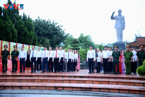 Huyện đảo Cô Tô tổ chức lễ Thượng Cờ nhân dịp kỷ niệm 134 năm ngày sinh Chủ tịch Hồ Chí Minh - ảnh 1