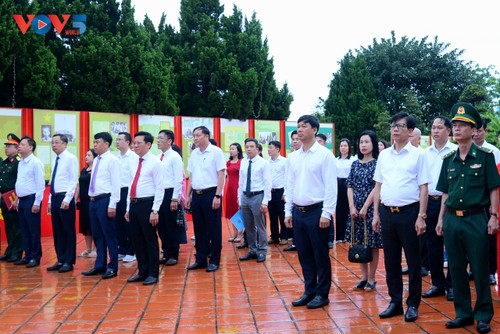 Huyện đảo Cô Tô tổ chức lễ Thượng Cờ nhân dịp kỷ niệm 134 năm ngày sinh Chủ tịch Hồ Chí Minh - ảnh 2
