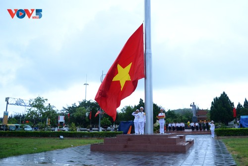 Huyện đảo Cô Tô tổ chức lễ Thượng Cờ nhân dịp kỷ niệm 134 năm ngày sinh Chủ tịch Hồ Chí Minh - ảnh 3