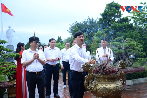 Huyện đảo Cô Tô tổ chức lễ Thượng Cờ nhân dịp kỷ niệm 134 năm ngày sinh Chủ tịch Hồ Chí Minh - ảnh 6