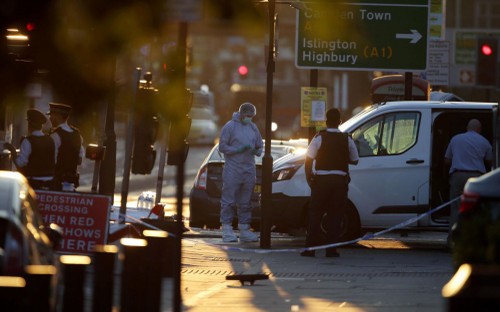 Attaque près d'une mosquée à Londres: un mort et dix blessés - ảnh 1