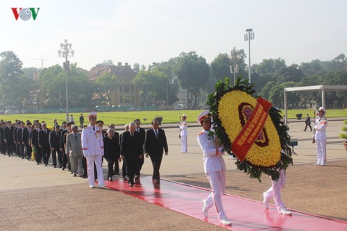 Les dirigeants du Parti et de l’Etat rendent hommage aux morts pour la Patrie - ảnh 2