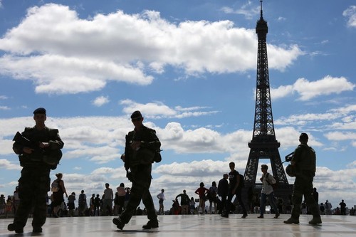 Tentative d’intrusion à la tour Eiffel: une enquête ouverte pour terrorisme - ảnh 1