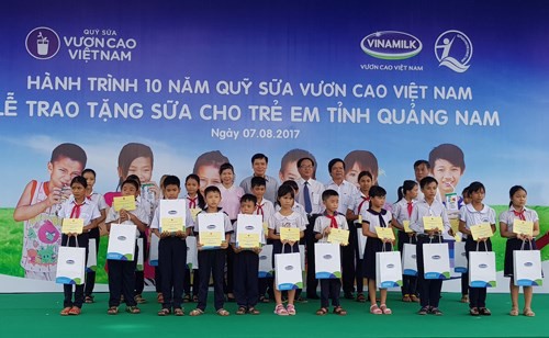 Distribution de lait aux enfants de Quang Nam - ảnh 1
