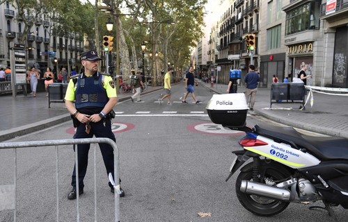 Attentat de Barcelone: la police a abattu le conducteur de la fourgonnette - ảnh 1