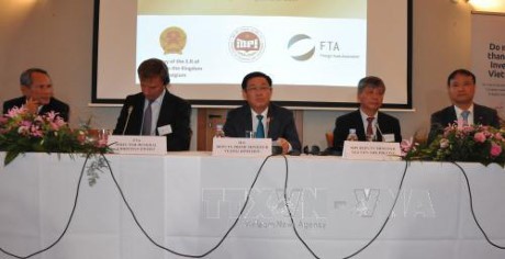 Vuong Dinh Hue à la table ronde sur la promotion de l’investissement à Bruxelles - ảnh 1