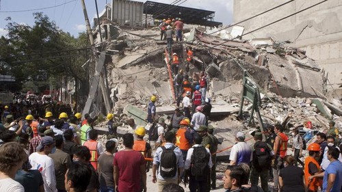 Plus de 200 morts dans un puissant séisme au Mexique - ảnh 1