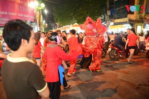 Activités culturelles à Hanoi en l’honneur de la fête de la mi-automne - ảnh 1
